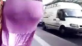 فتاة في فستان وردي م ...