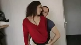 رجل يأكل في سن موقع  ...