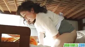فتاة مع وشم على ظهره ...