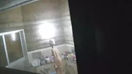 سيدة يابانية في ملاب ...