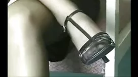 فتاة صغيرة في الحمام ...