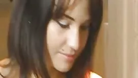 فتاة مع القضيب في مو ...