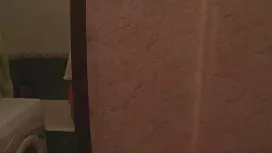 انها يهز مؤخرتها في  ...