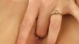 رجل مضغ المرأة في ثو ...