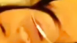 امرأة شابة مع زيت ال ...