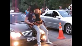 الفتاة تجلس أمام الك ...