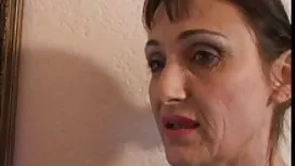 شقراء في السراويل ال ...