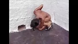 نحيل الفتاة مع آلة ا ...